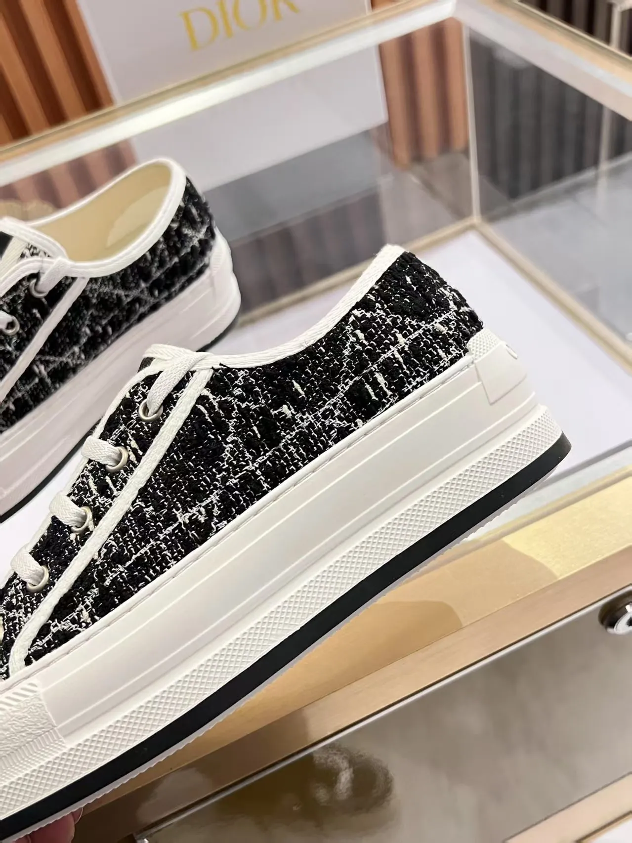 👟👟Ex-factory price 520👟👟 Walk‘n’Dior embroidered mid-top casual shoes are new in 2025. On the fashion stage, Dior embroidered shoes are the well-deserved protagonist. Delicate stitching is used on the upper, every stitch is devoted to the craftsman's efforts, and every thread is woven with artistic poetry. From complex floral patterns to smart geometric textures, embroidery is like the magic that gives shoes life, allowing them to show dynamic beauty even in static conditions.   Wearing Dior embroidered shoes feels like stepping into a dream world full of art. It is not only a pair of shoes, but also a walking piece of art that perfectly integrates fashion and culture. Whether you are strolling on the bustling city streets or attending important social occasions, Dior embroidered shoes can add unique charm to your style and become the focus of everyone's attention.   Choosing Dior embroidered shoes means choosing a persistent pursuit of quality and a unique understanding of fashion. Let it accompany you through every wonderful moment and leave your own fashion mark.  Material: Sheepskin lining, feet, silk cowhide, size 35-41, heel height 5cm